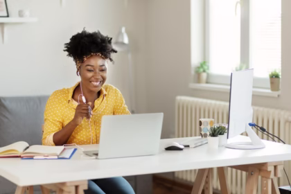 If you work remotely or in a hybrid office, knowing how to ask for a raise the right way can help you get the salary you truly deserve. This guide will walk you through the steps using simple, clear language so that anyone, even a first-time employee, can follow along.