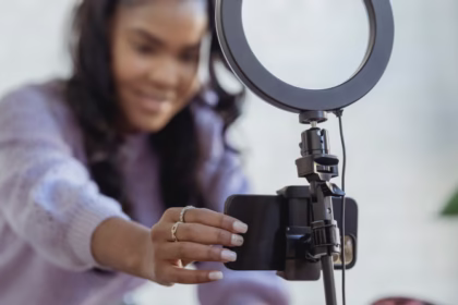 Let’s look at the top 3 AI content creation tools that Nigerians should start using today. Today, content is everything. But creating good content every day is not easy. It takes time, energy, and money. That’s why many Nigerians are now using AI content creation tools to make their work faster and better.