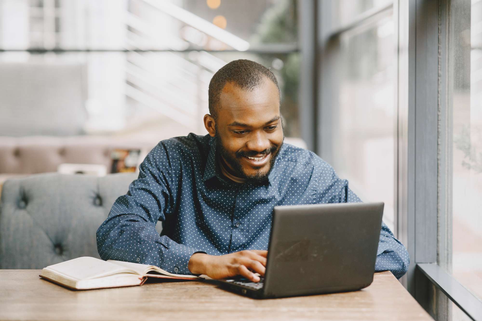 In this article, you will see the 10 best online businesses in Nigeria that pay daily. We will also show how to start with little capital or even no capital, what skills you need, and how to get paid every time. Many people in Nigeria want extra income every day. Waiting till the end of month for salary can be hard. The good news is there are online businesses in Nigeria that pay daily if you do them right. These businesses let you earn by doing small tasks, providing services, or selling things online. If you work smart and consistent, you can make money each day. 