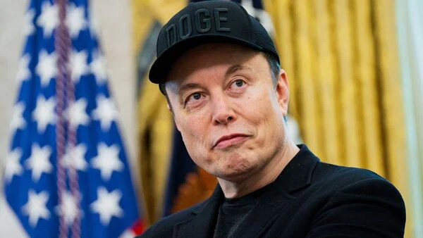 When Elon Musk bought Twitter in 2022, it became one of the biggest business stories in the world. From the day he walked into the Twitter office carrying a sink, to the mass layoffs that followed, the entire world watched every move. Now, three years later, one of the most controversial parts of that takeover has finally been resolved. Musk has agreed to settle a 128 million dollar lawsuit with four of Twitter’s former top executives.
