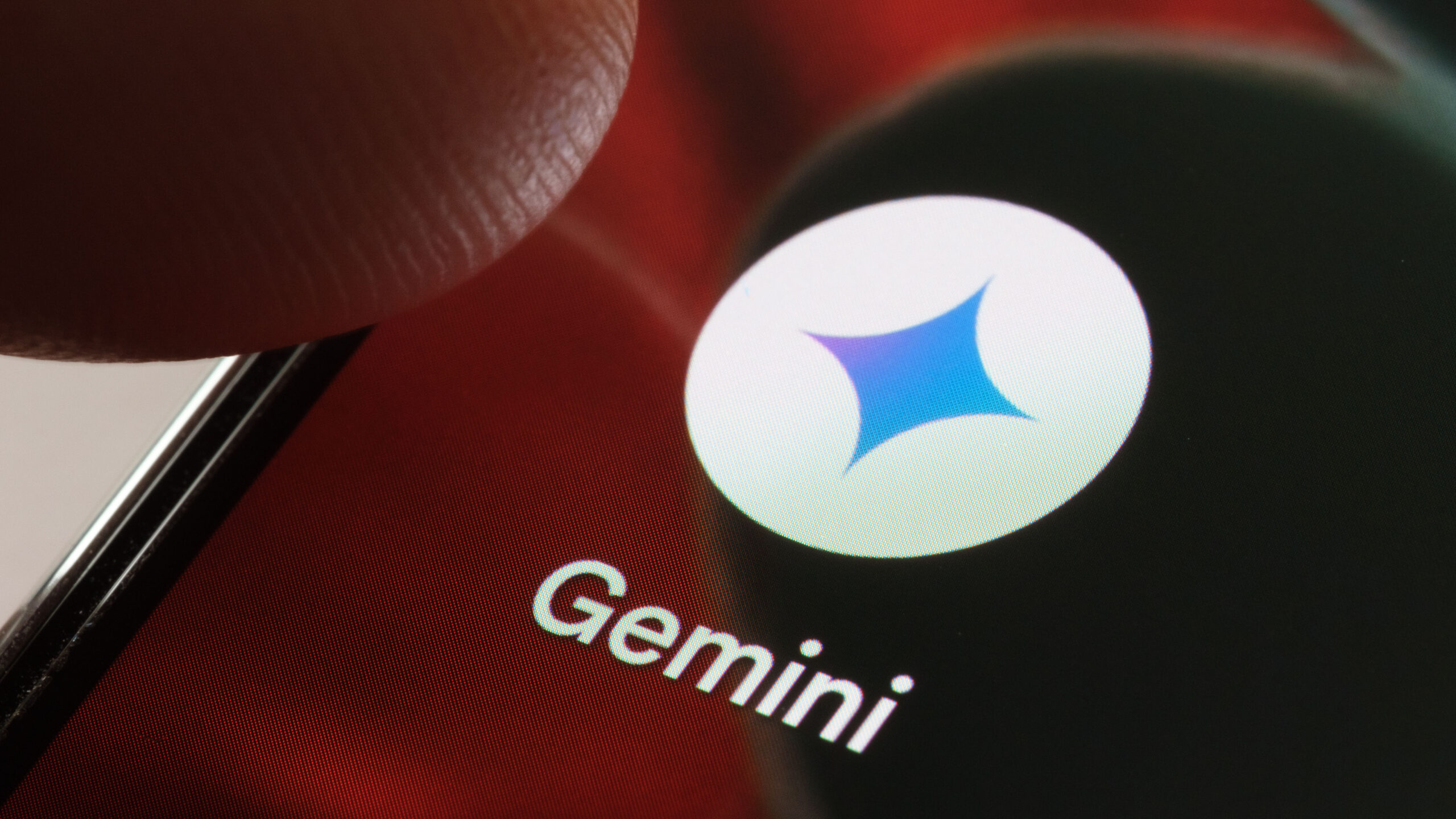If you use Gmail often, you probably know how hard it can be to find the right time for meetings. You send emails back and forth, trying to fix a time that works for everyone. It takes time and can be frustrating. Google now wants to solve this problem with its new Gemini feature called “Help Me Schedule.”